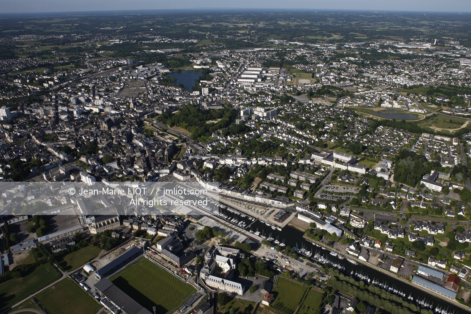 VUE AERIENNE DE VANNES-GOLFE DU MORBIHAN.PHOTO © JEAN-MARIE LIOT.