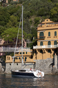 Portofino,le joli port en italien est situé au creux d'une anse sur la côte Ligure. Ce petit port de pêche devenu une des stations balnéaires les plus huppées d'Italie n'a pourtant pas perdu son charme..photo © Jean-Marie Liot.