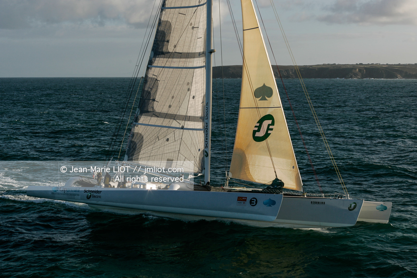 Départ du Trophée Jules Verne du maxi trimaran Geronimo, skipper Olivier de Kersauzon, 28 décembre 2004, Photo Jean-Marie LIOT - www.jmliot.com.