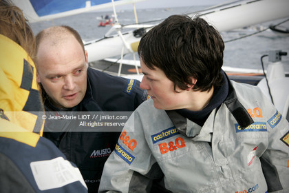 Départ d'Ellen MacArthur à bord du maxi-trimaran B&Q Castorama, pour tenter de battre le record du Tour du Monde en Solitaire sans Escale, à Falmouth (GB), le 27 novembre 2004, photo : Jean-Marie LIOT - www.jmliot.com