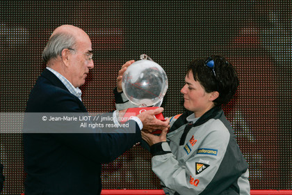 Départ d'Ellen MacArthur à bord du maxi-trimaran B&Q Castorama, pour tenter de battre le record du Tour du Monde en Solitaire sans Escale, à Falmouth (GB), le 27 novembre 2004, photo : Jean-Marie LIOT - www.jmliot.com