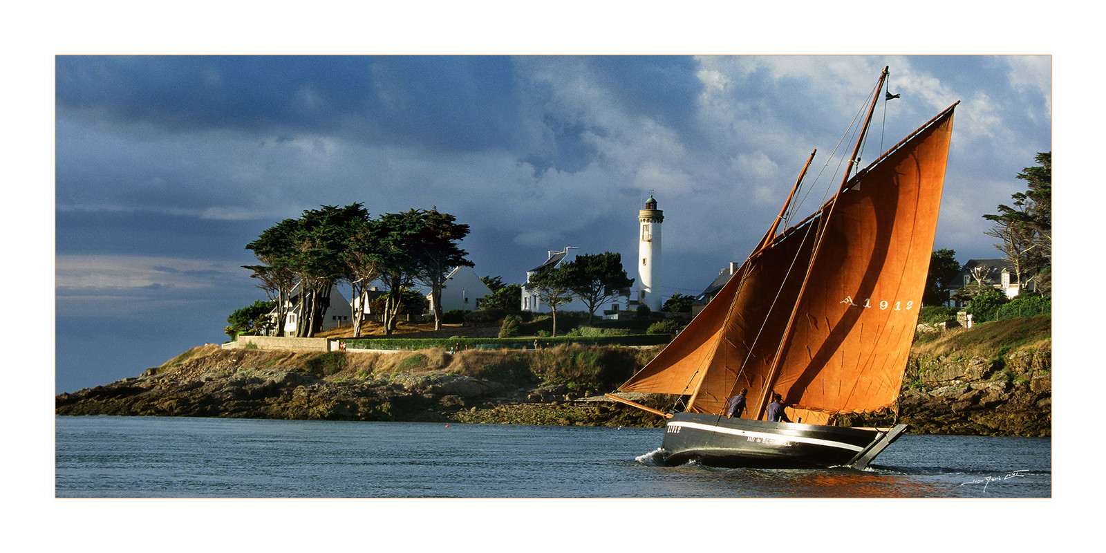 le célèbre poster du Forban du Bono, au pied de Port Navalo un soir d'été, est disponible en bord noir ou blanc, sous plusieurs formats :- 30 x 40 cm- 60 x 80 cmEt également en format panoramique :- 25 x50 cm- 50 x 100 cmLes tirages sont réalisés par un laboratoire en Bretagne, certifié pour sa qualité professionnelle, sur papier Canson Lustré rendu satiné, 310 g m2Pour passer commande, cliquez sur le Caddie et suivez la procédure.