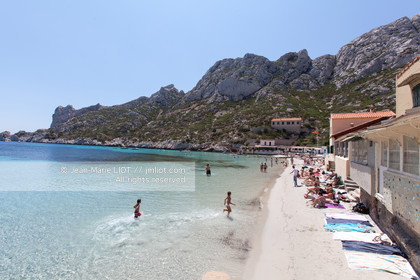 La calanque de Sormiou est située a quelques km de Marseille, l'une des seule calanques habitée elle dissimulke un petit port protégé par une digue.L'eau y est particulièremant claire et d'une grande richese en termes d'espèces animales et végétales..Photo © Jean-Marie Liot.