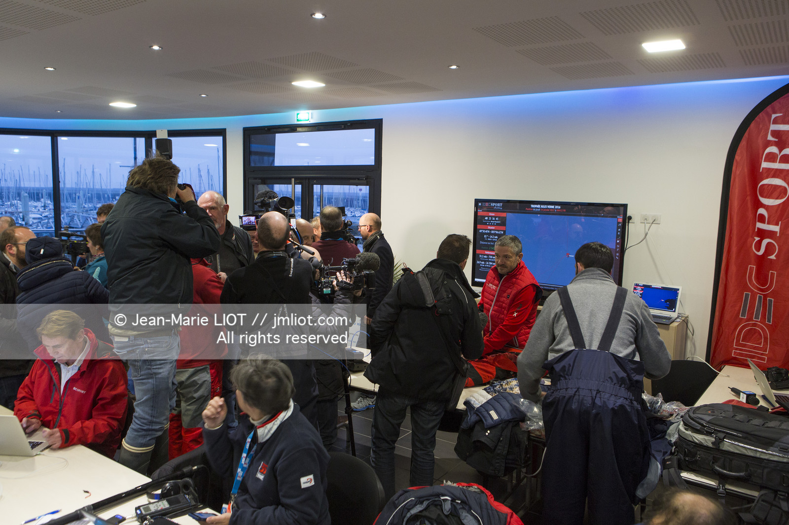 IDEC SPORT- ARRIVEE  RECORD TROPHEE JULES VERNE