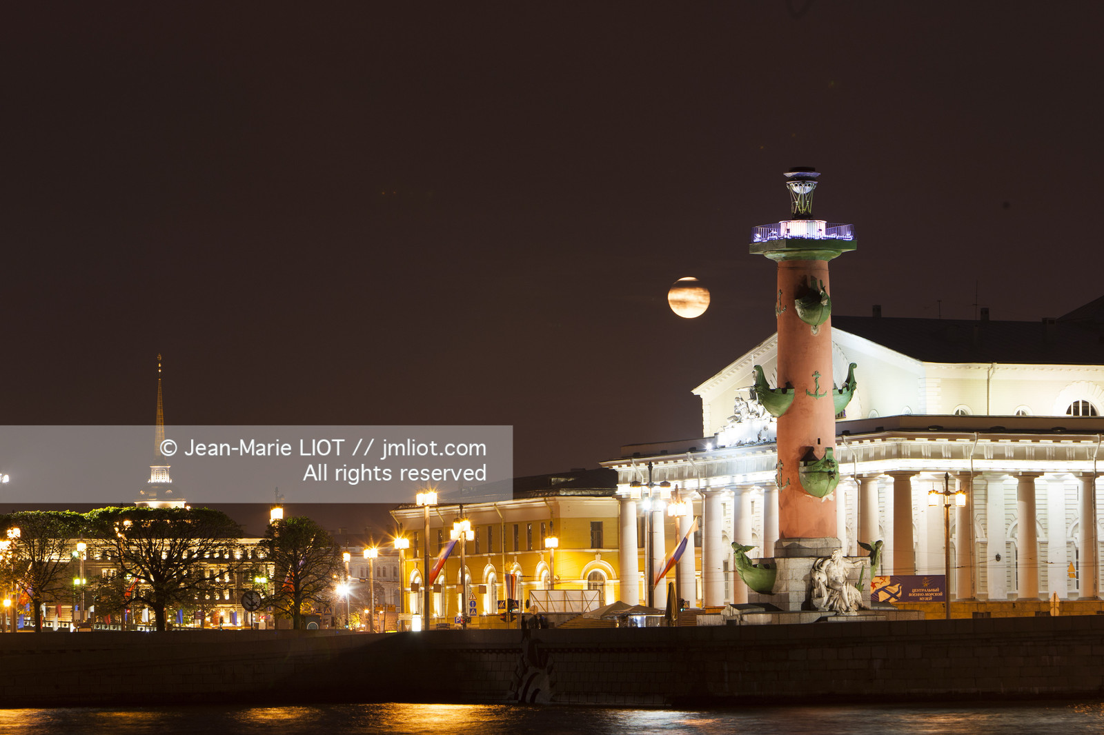 Russie, Saint Petersbourg, classé Patrimoine Mondial de l'UNESCO, les colonnes rostrales de la pointe de l'île Vassilievski à l'occasion des Nuits Blanches.