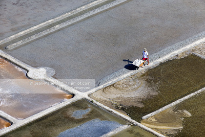 Carnac, vue aerienne des marais salants..© JEAN-MARIE LIOT.Carnac, aerial view of the salt marshes