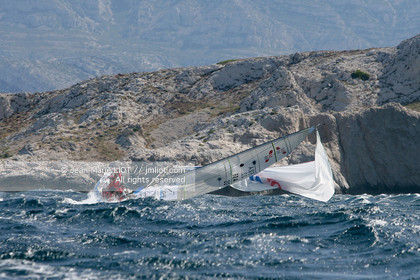Le 22 juillet Ralliement Marseille hyères..Après la protection des Iles du Frioul, le vent monte pour atteindre 25 à 30 noeuds. Sous spi de tête, les équipages s'accrochent!