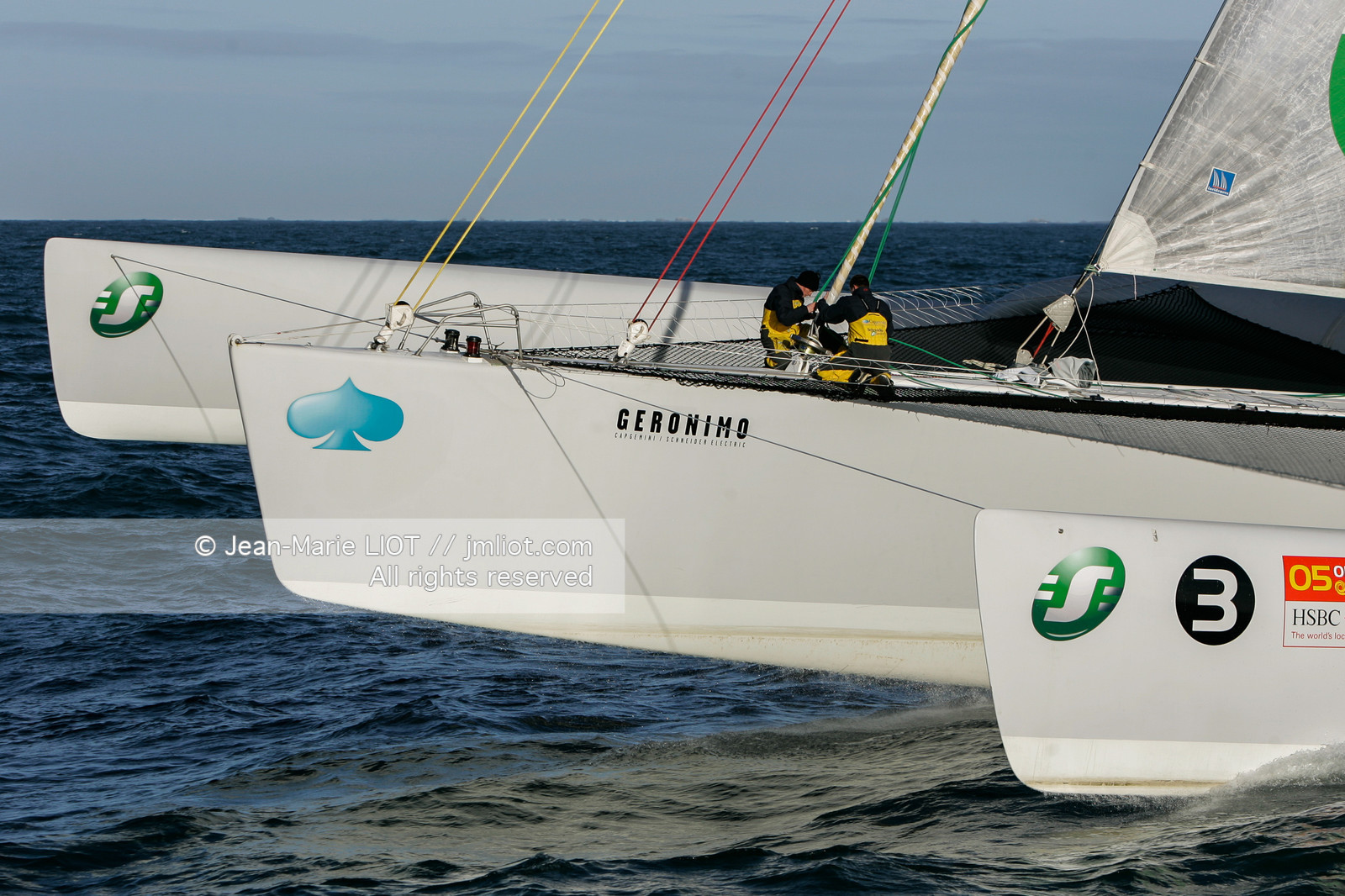 Départ du Trophée Jules Verne du maxi trimaran Geronimo, skipper Olivier de Kersauzon, 28 décembre 2004, Photo Jean-Marie LIOT - www.jmliot.com.