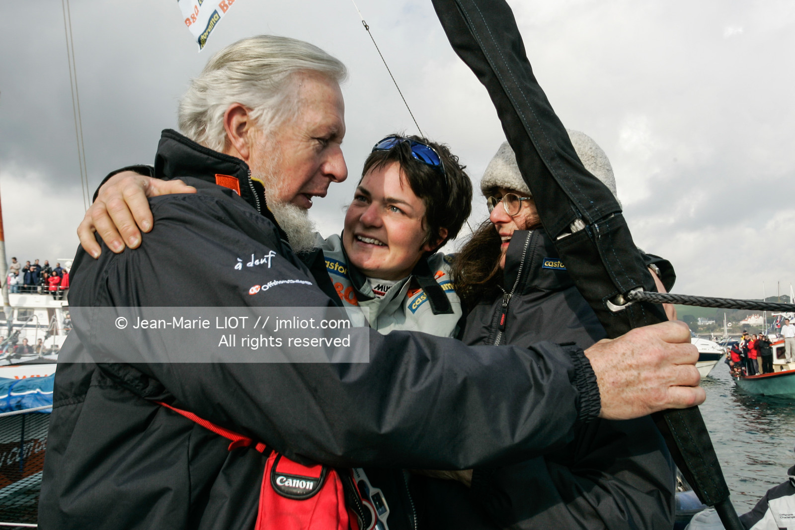 Départ d'Ellen MacArthur à bord du maxi-trimaran B&Q Castorama, pour tenter de battre le record du Tour du Monde en Solitaire sans Escale, à Falmouth (GB), le 27 novembre 2004, photo : Jean-Marie LIOT - www.jmliot.com