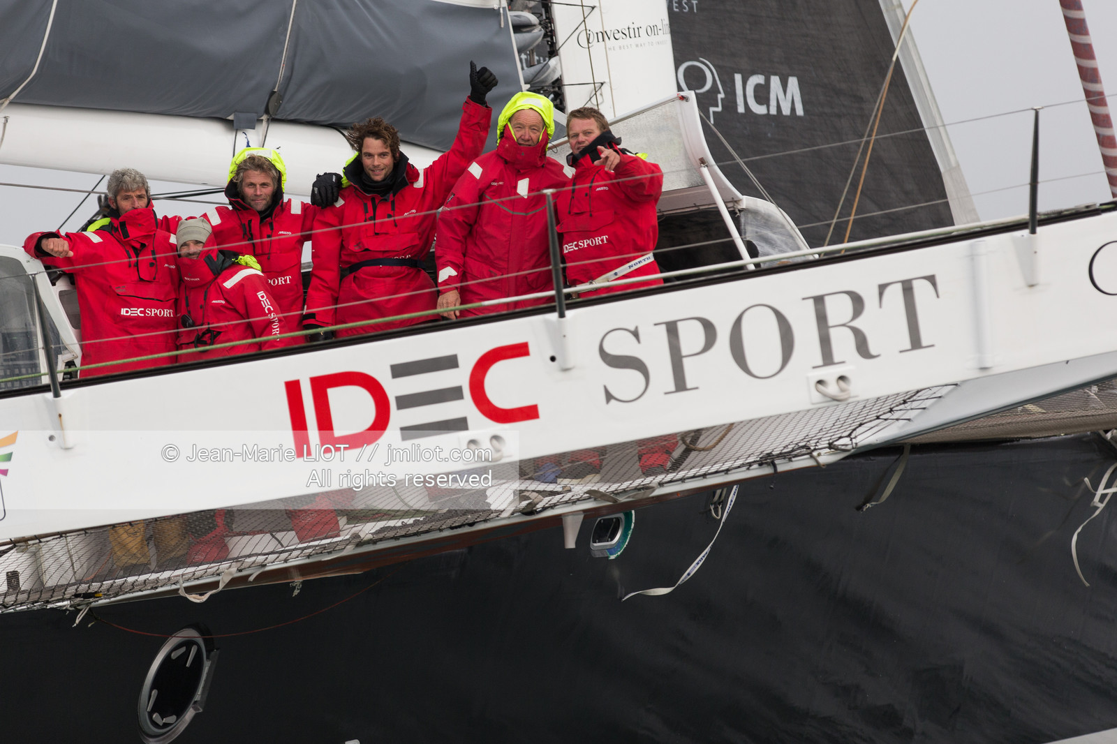 IDEC SPORT- ARRIVEE  RECORD TROPHEE JULES VERNE