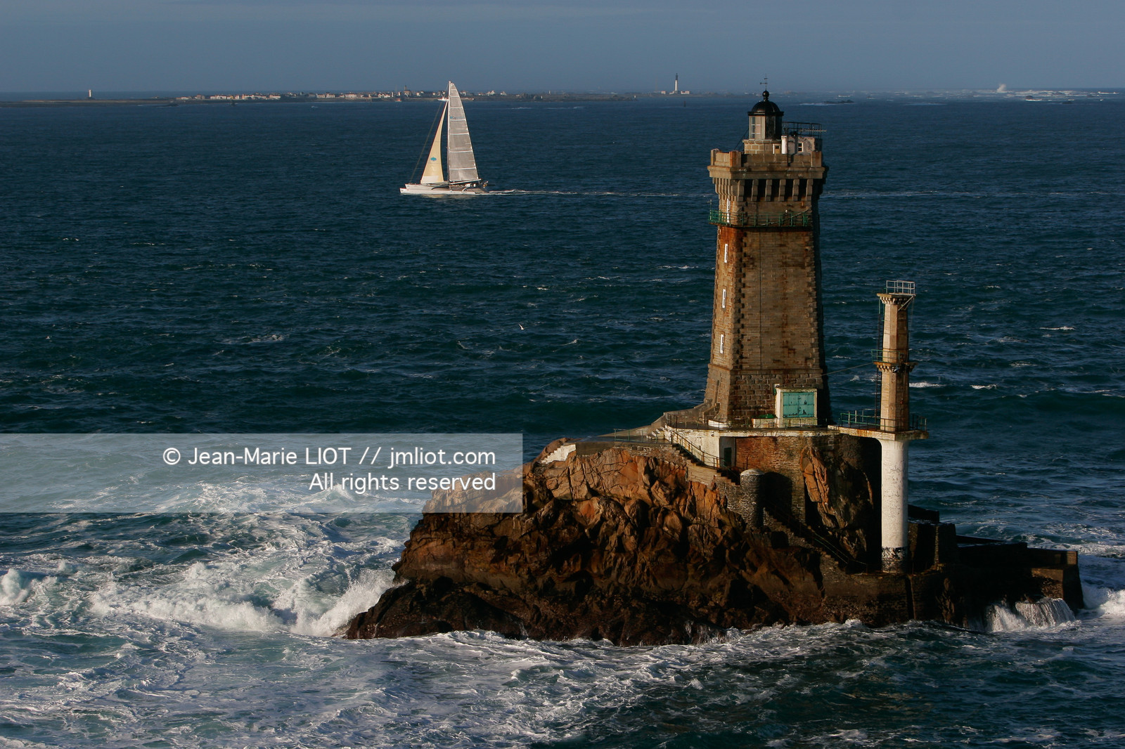 Départ du Trophée Jules Verne du maxi trimaran Geronimo, skipper Olivier de Kersauzon, 28 décembre 2004, Photo Jean-Marie LIOT - www.jmliot.com.