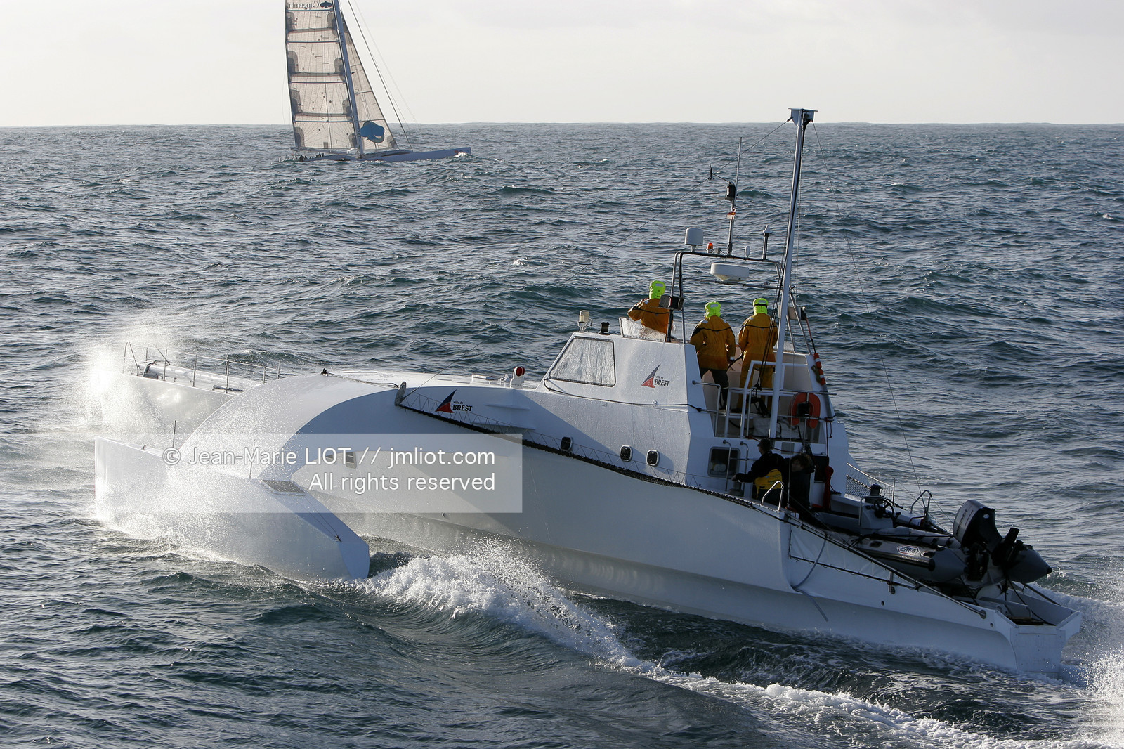 Ocean Alchimist, Olivier de Kersauzon, au large d'Ouessant le 29 décembre 2004, Photo Jean-Marie LIOT - www.jmliot.com.