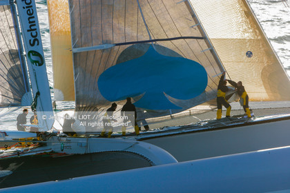 Départ du Trophée Jules Verne du maxi trimaran Geronimo, skipper Olivier de Kersauzon, 28 décembre 2004, Photo Jean-Marie LIOT - www.jmliot.com.