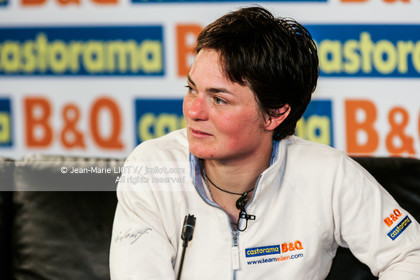 Départ d'Ellen MacArthur à bord du maxi-trimaran B&Q Castorama, pour tenter de battre le record du Tour du Monde en Solitaire sans Escale, à Falmouth (GB), le 27 novembre 2004, photo : Jean-Marie LIOT - www.jmliot.com