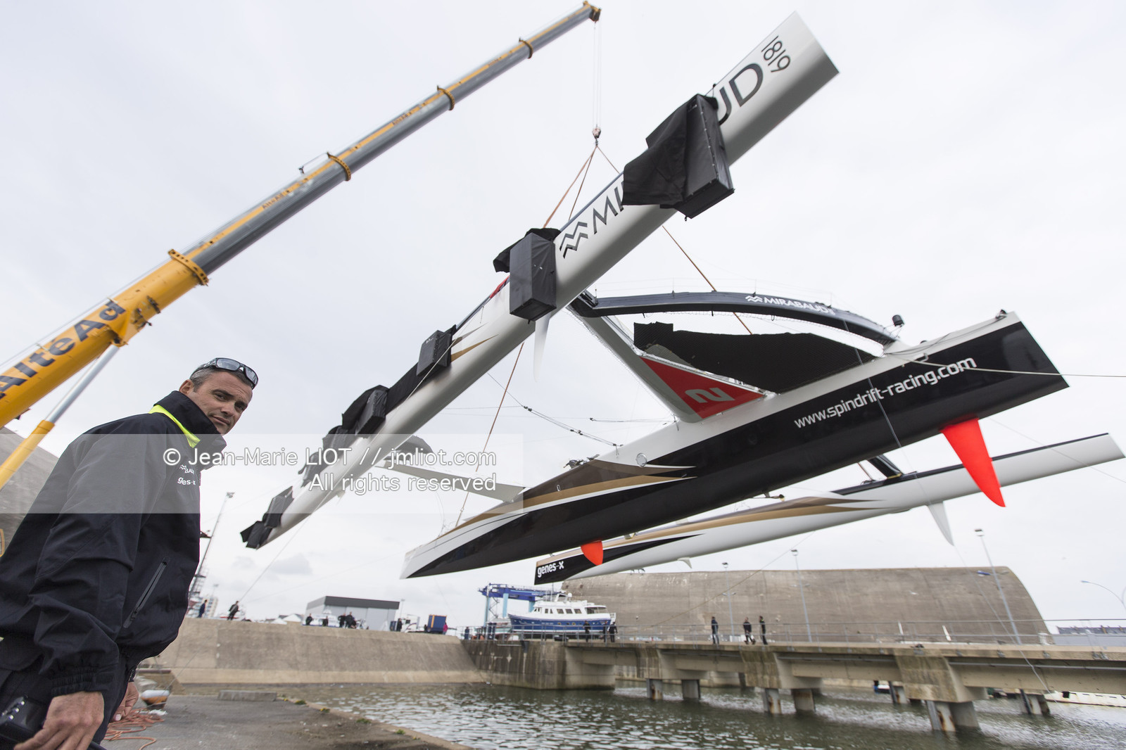 Maxi-Triimaran Spindrift 2 Launching