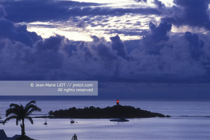 PHOTO ¬© JEAN-MARIE LIOT, LES ANTILLES, ILE DE LA GUADELOUPE. ILE ET PHARE DU GOSIER