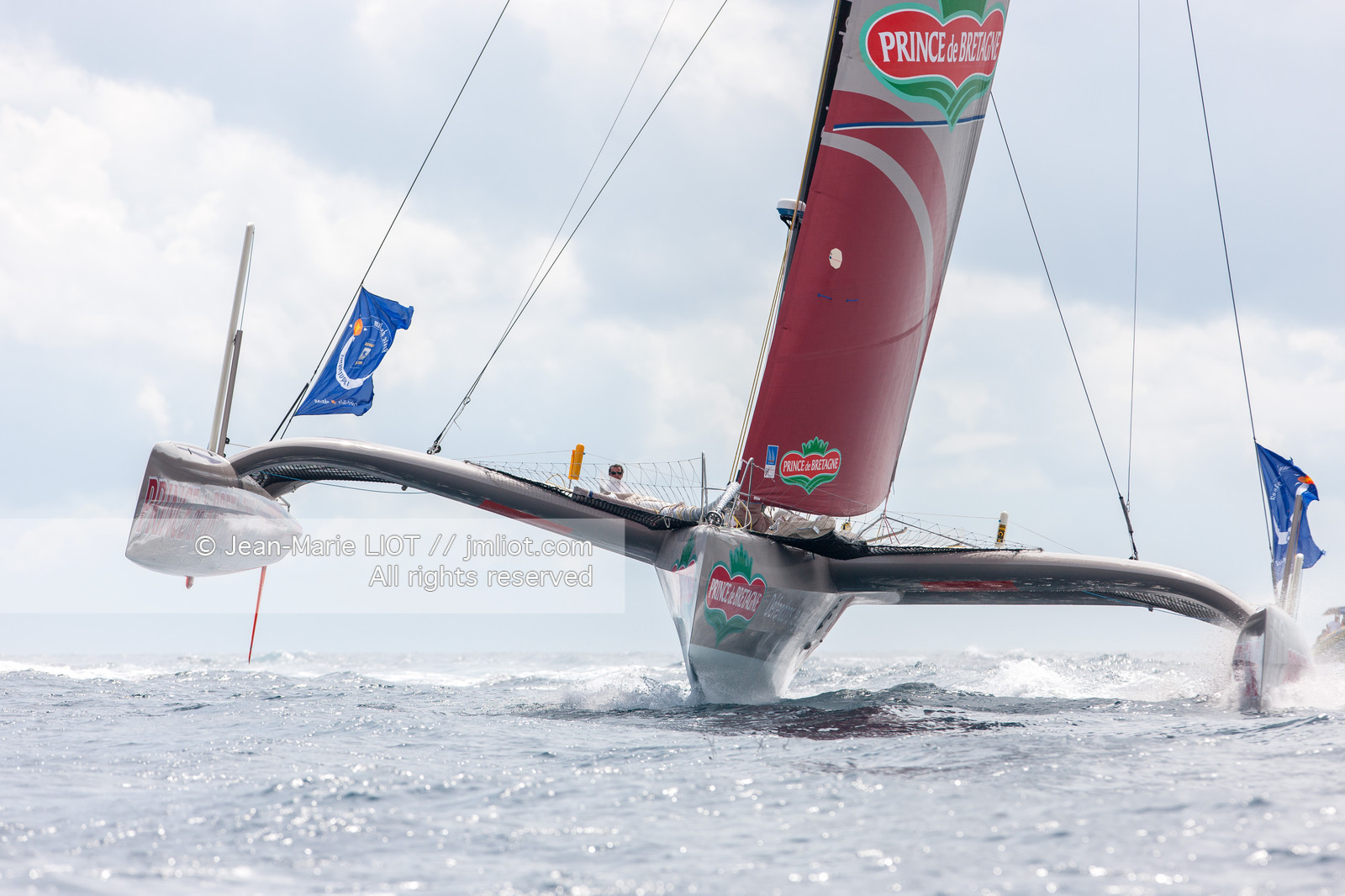 ROUTE DU RHUM 2010 - ARRIVEE DE LIONEL LEMONCHOIS