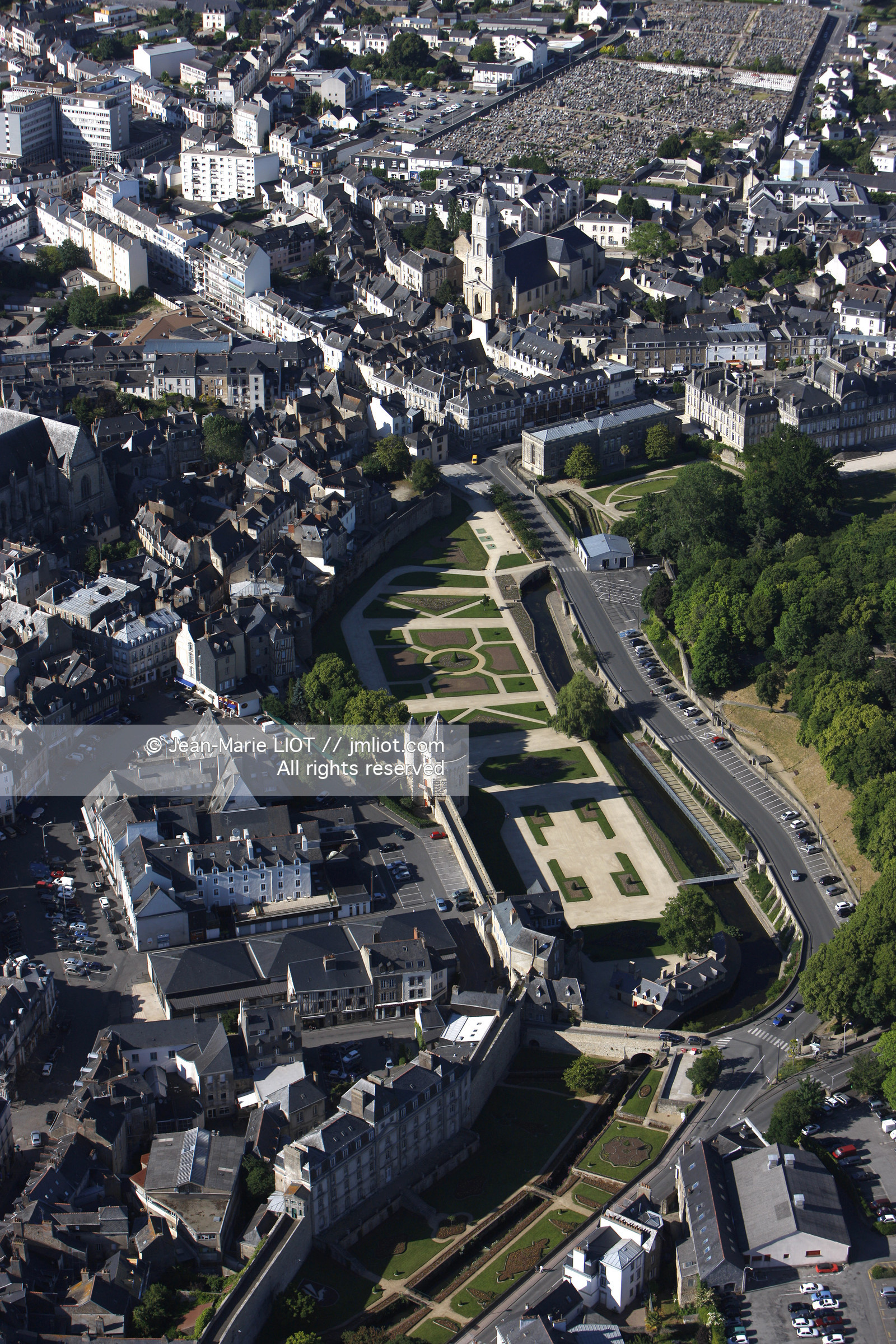VUE AERIENNE DE VANNES-GOLFE DU MORBIHAN.PHOTO © JEAN-MARIE LIOT.