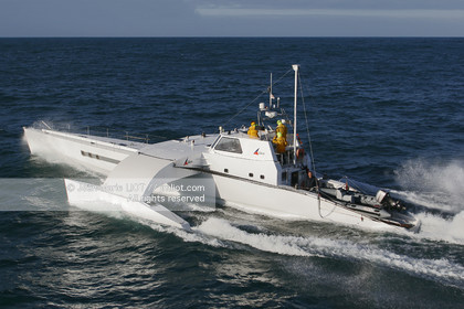 Ocean Alchimist, Olivier de Kersauzon, au large d'Ouessant le 29 décembre 2004, Photo Jean-Marie LIOT - www.jmliot.com.