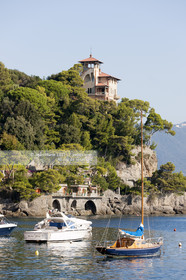 Portofino,le joli port en italien est situé au creux d'une anse sur la côte Ligure. Ce petit port de pêche devenu une des stations balnéaires les plus huppées d'Italie n'a pourtant pas perdu son charme..photo © Jean-Marie Liot.