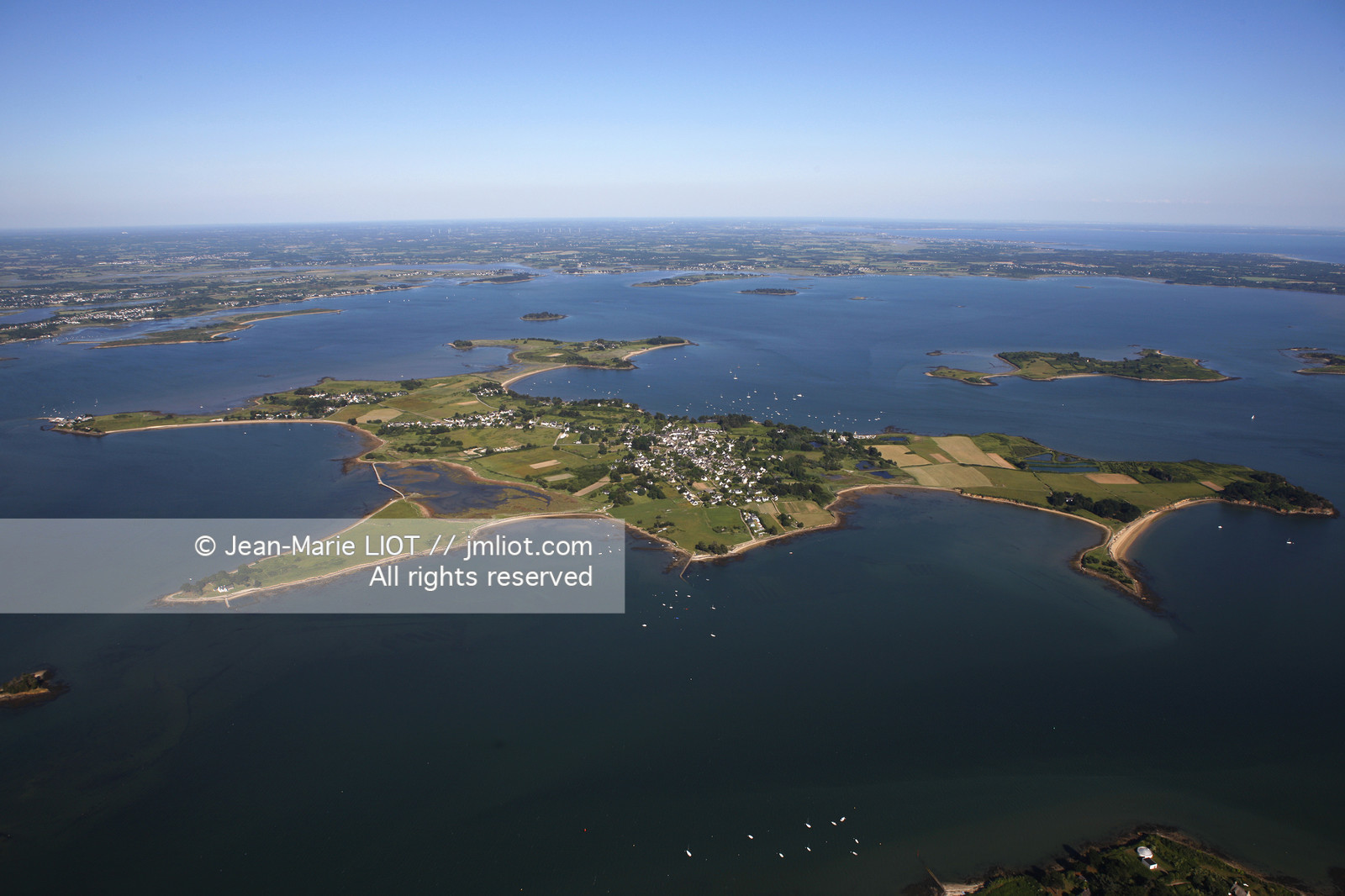 VUE AERIENNE DE VANNES-GOLFE DU MORBIHAN.PHOTO © JEAN-MARIE LIOT.