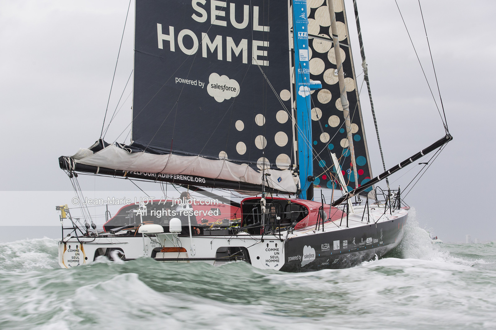 VENDEE GLOBE 2016-2017 - ARRIVEE ERIC BELLION - COMME UN SEUL HOMME