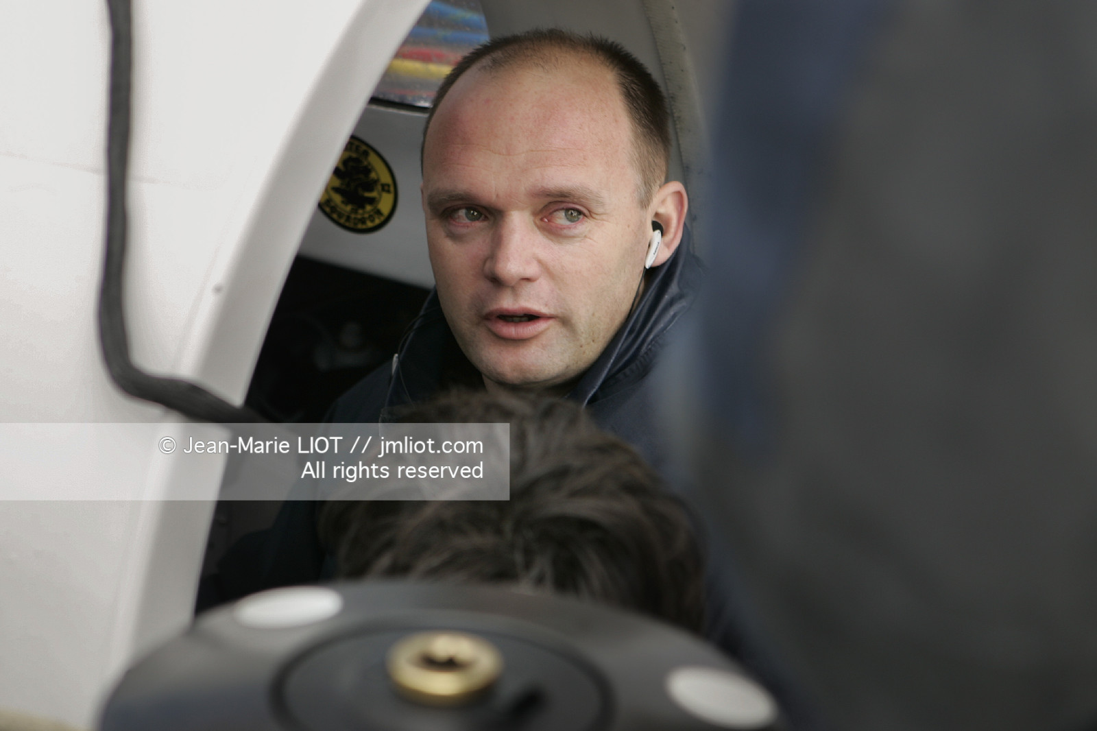 Départ d'Ellen MacArthur à bord du maxi-trimaran B&Q Castorama, pour tenter de battre le record du Tour du Monde en Solitaire sans Escale, à Falmouth (GB), le 27 novembre 2004, photo : Jean-Marie LIOT - www.jmliot.com