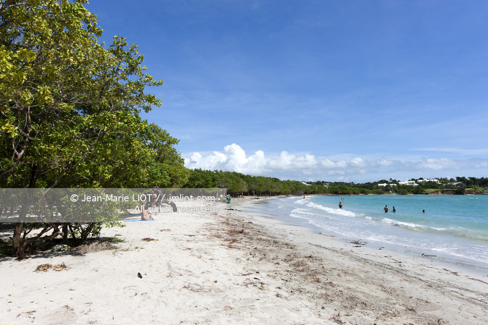 La Guadeloupe est un departement français d'Outre Mer situe dans l'archipel des Antilles. L'ile est bordee d'une part par la Mer des Caraïbes et l'Ocean Atlantique..La guadeloupe est composé de deux îles: la Grande-Terre et la Basse-Terre..Photo © Jean-Marie Liot.
