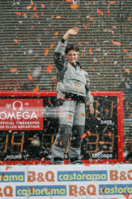 Départ d'Ellen MacArthur à bord du maxi-trimaran B&Q Castorama, pour tenter de battre le record du Tour du Monde en Solitaire sans Escale, à Falmouth (GB), le 27 novembre 2004, photo : Jean-Marie LIOT - www.jmliot.com