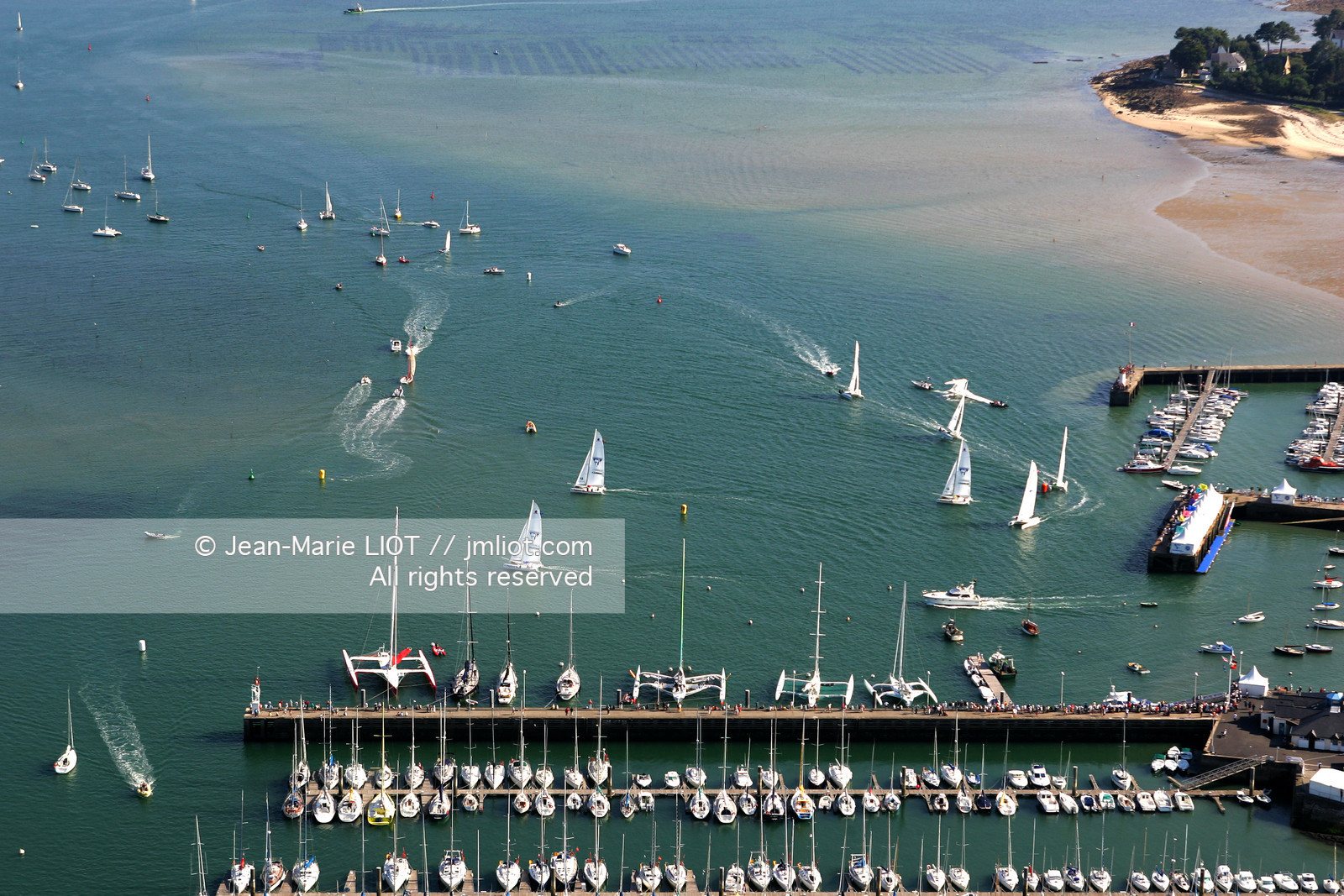 LA TRINITE-SUR-MER, MORBIHAN.VUE AERIENNE DU PORT..PHOTO © JEAN-MARIE LIOT.