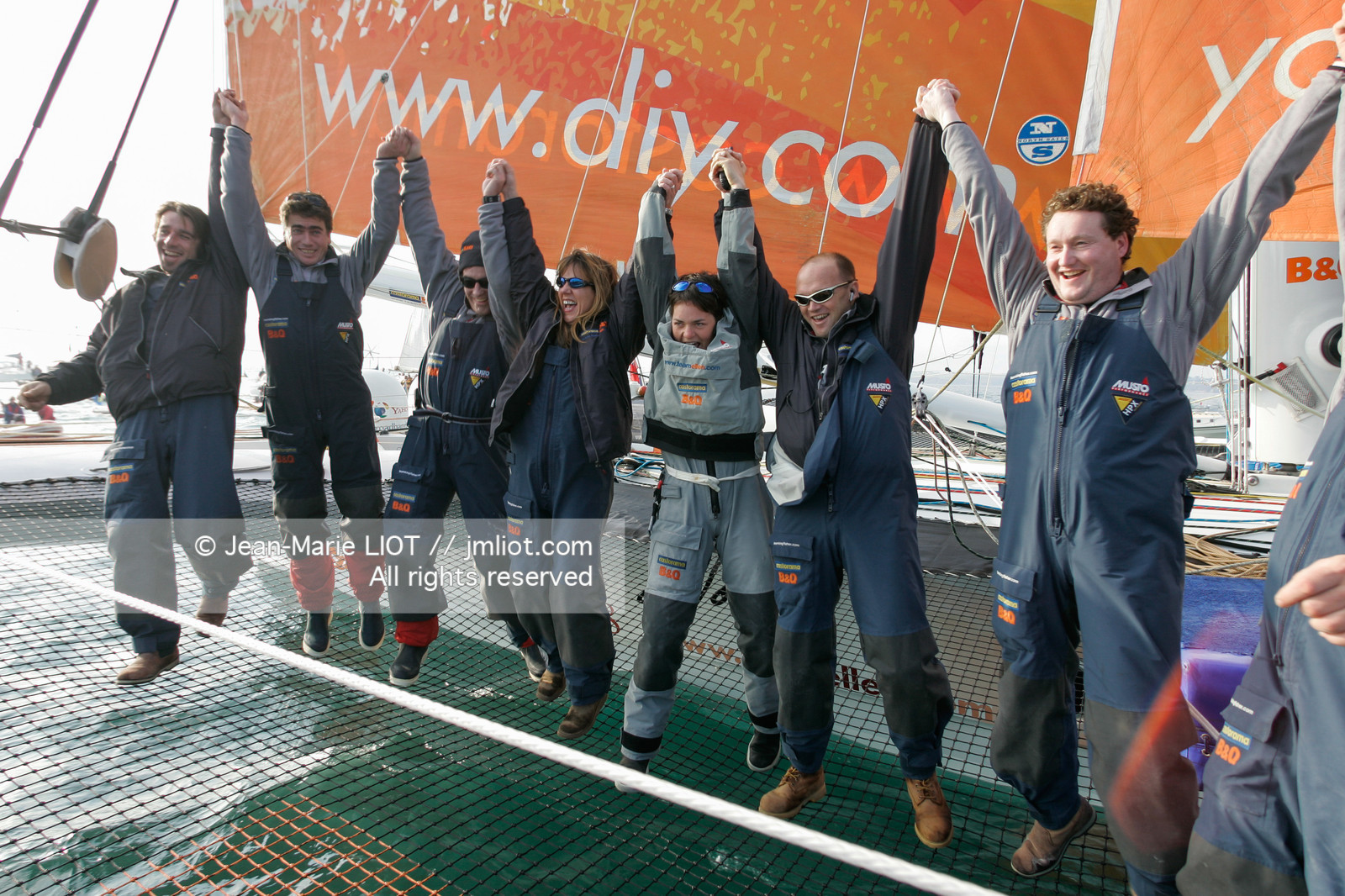 Départ d'Ellen MacArthur à bord du maxi-trimaran B&Q Castorama, pour tenter de battre le record du Tour du Monde en Solitaire sans Escale, à Falmouth (GB), le 27 novembre 2004, photo : Jean-Marie LIOT - www.jmliot.com