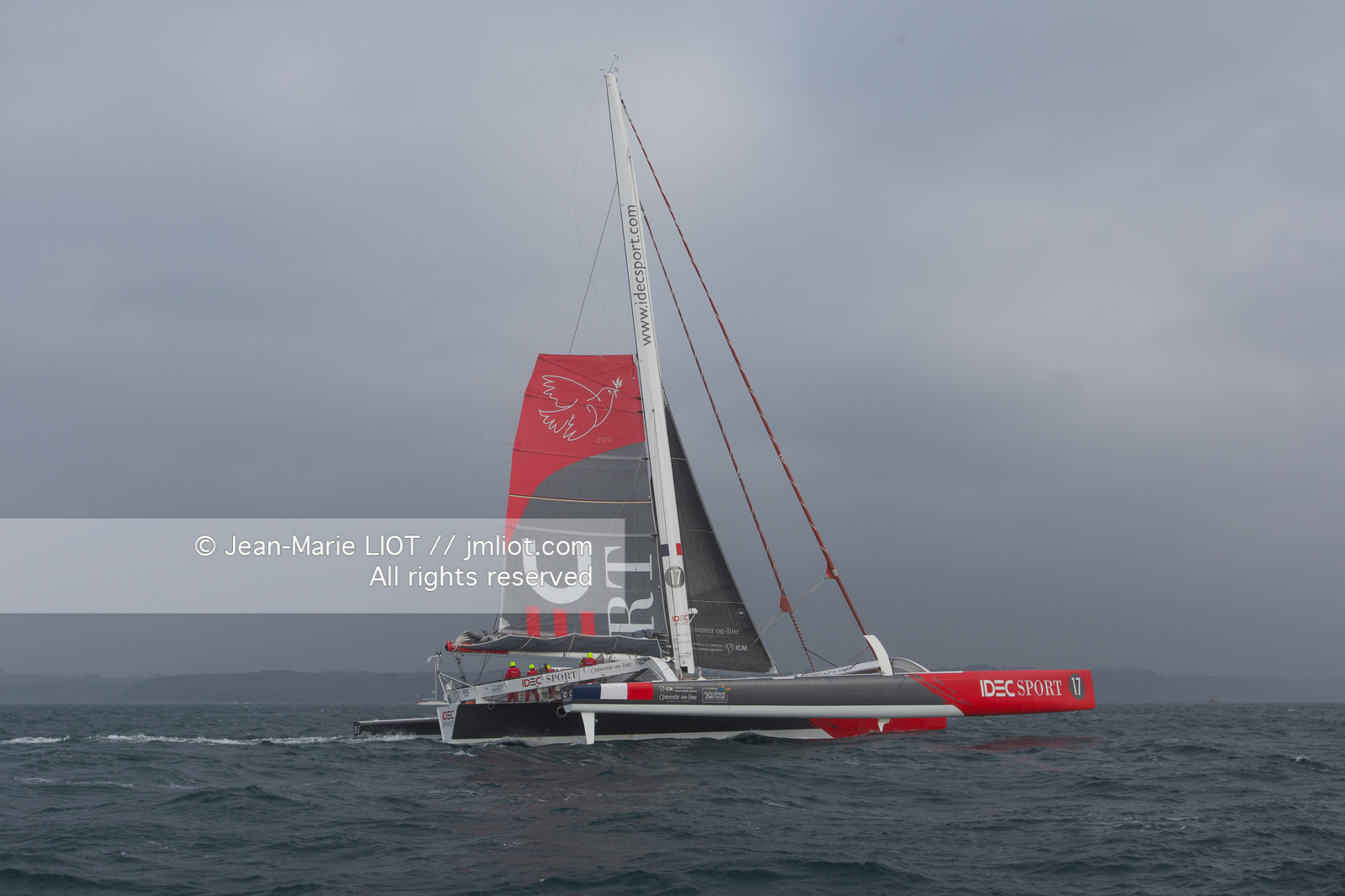 IDEC SPORT- ARRIVEE  RECORD TROPHEE JULES VERNE