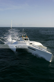 Ocean Alchimist, Olivier de Kersauzon, au large d'Ouessant le 29 décembre 2004, Photo Jean-Marie LIOT - www.jmliot.com.