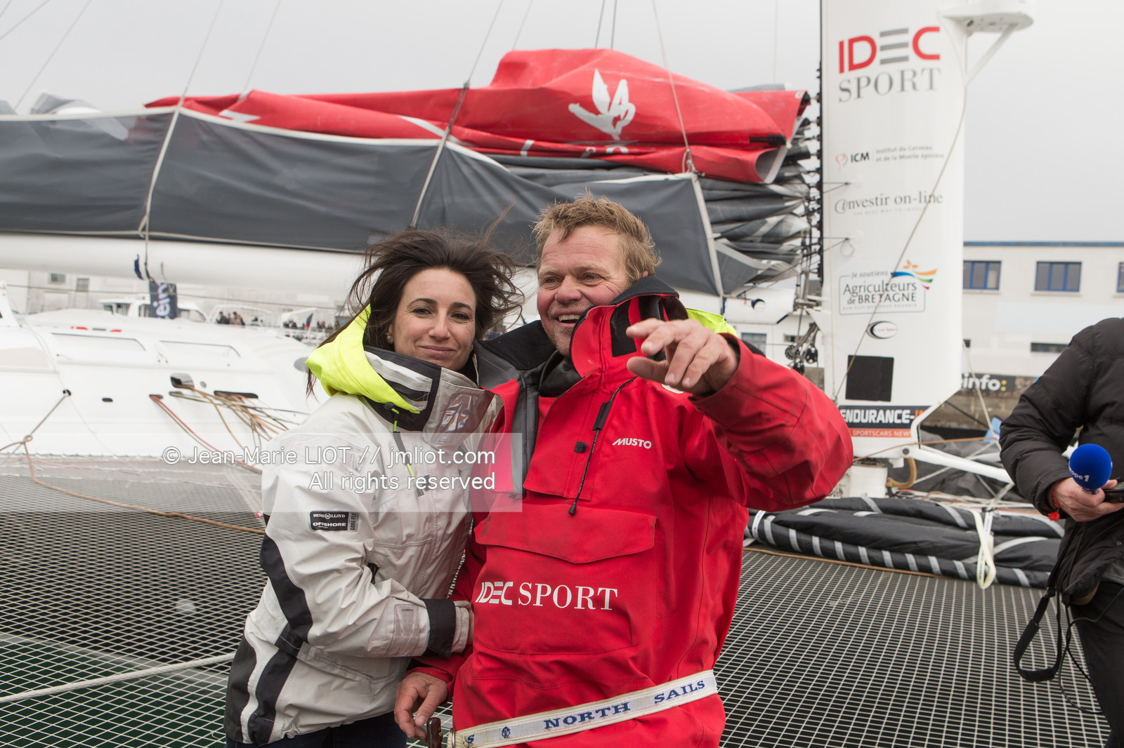 IDEC SPORT- ARRIVEE  RECORD TROPHEE JULES VERNE