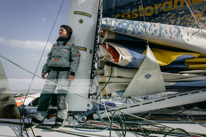 Départ d'Ellen MacArthur à bord du maxi-trimaran B&Q Castorama, pour tenter de battre le record du Tour du Monde en Solitaire sans Escale, à Falmouth (GB), le 27 novembre 2004, photo : Jean-Marie LIOT - www.jmliot.com