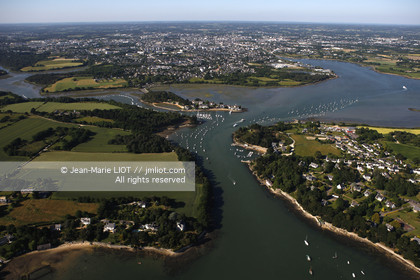 VUE AERIENNE DE VANNES-GOLFE DU MORBIHAN.PHOTO © JEAN-MARIE LIOT.