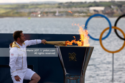 LONDRES 2012 - JEUX OLIMPIQUES -VOILE - WEYMOUTH DU 27 JUILLET AU 12 AOUT 2012; BEN AINSLIE ALLUME LA FLAMME OLYMPIQUE..