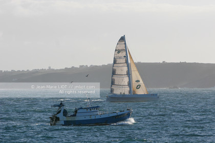 Départ du Trophée Jules Verne du maxi trimaran Geronimo, skipper Olivier de Kersauzon, 28 décembre 2004, Photo Jean-Marie LIOT - www.jmliot.com.
