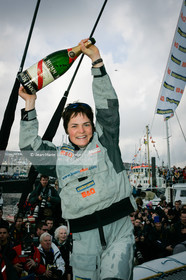 Départ d'Ellen MacArthur à bord du maxi-trimaran B&Q Castorama, pour tenter de battre le record du Tour du Monde en Solitaire sans Escale, à Falmouth (GB), le 27 novembre 2004, photo : Jean-Marie LIOT - www.jmliot.com