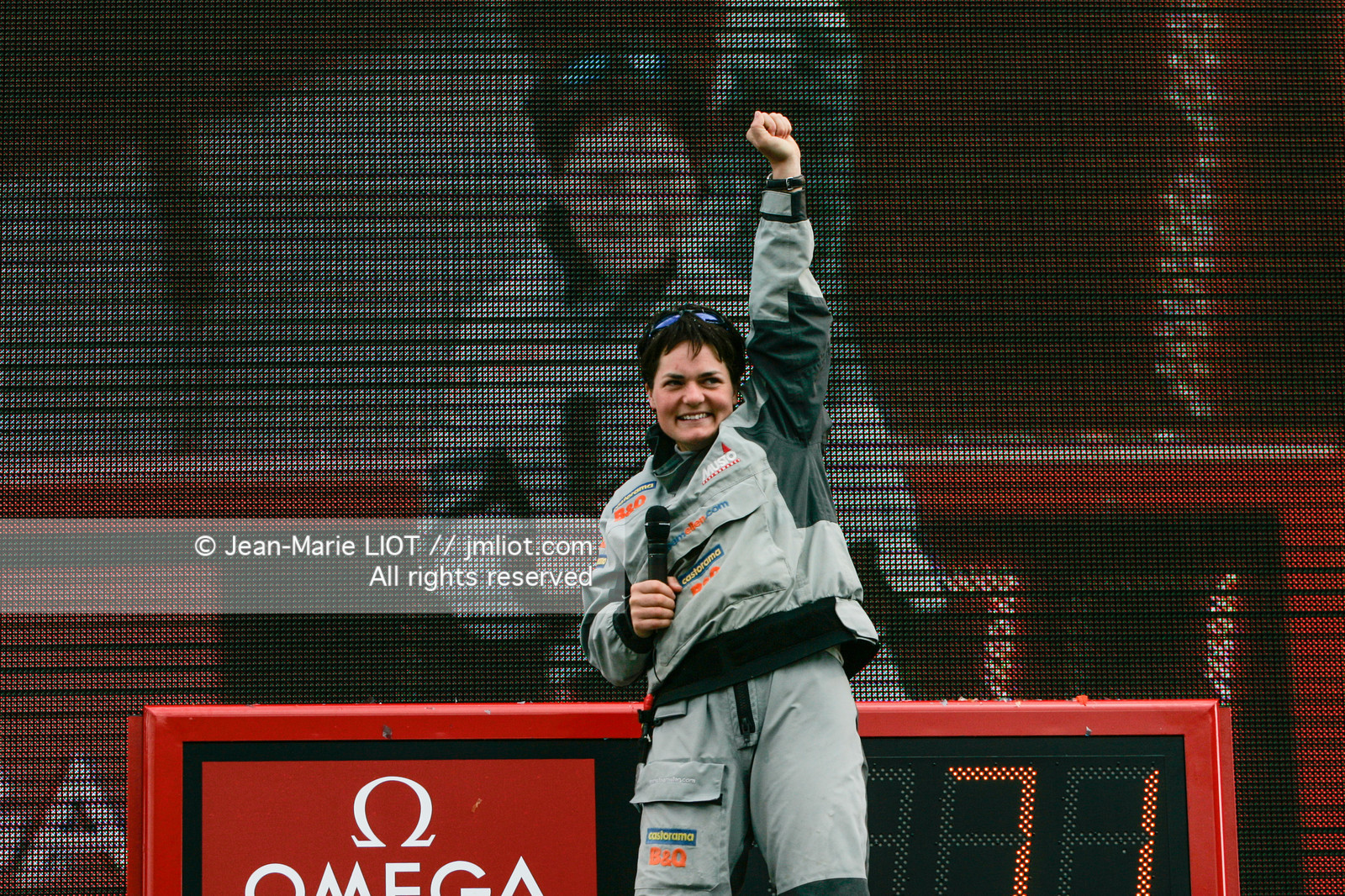 Départ d'Ellen MacArthur à bord du maxi-trimaran B&Q Castorama, pour tenter de battre le record du Tour du Monde en Solitaire sans Escale, à Falmouth (GB), le 27 novembre 2004, photo : Jean-Marie LIOT - www.jmliot.com