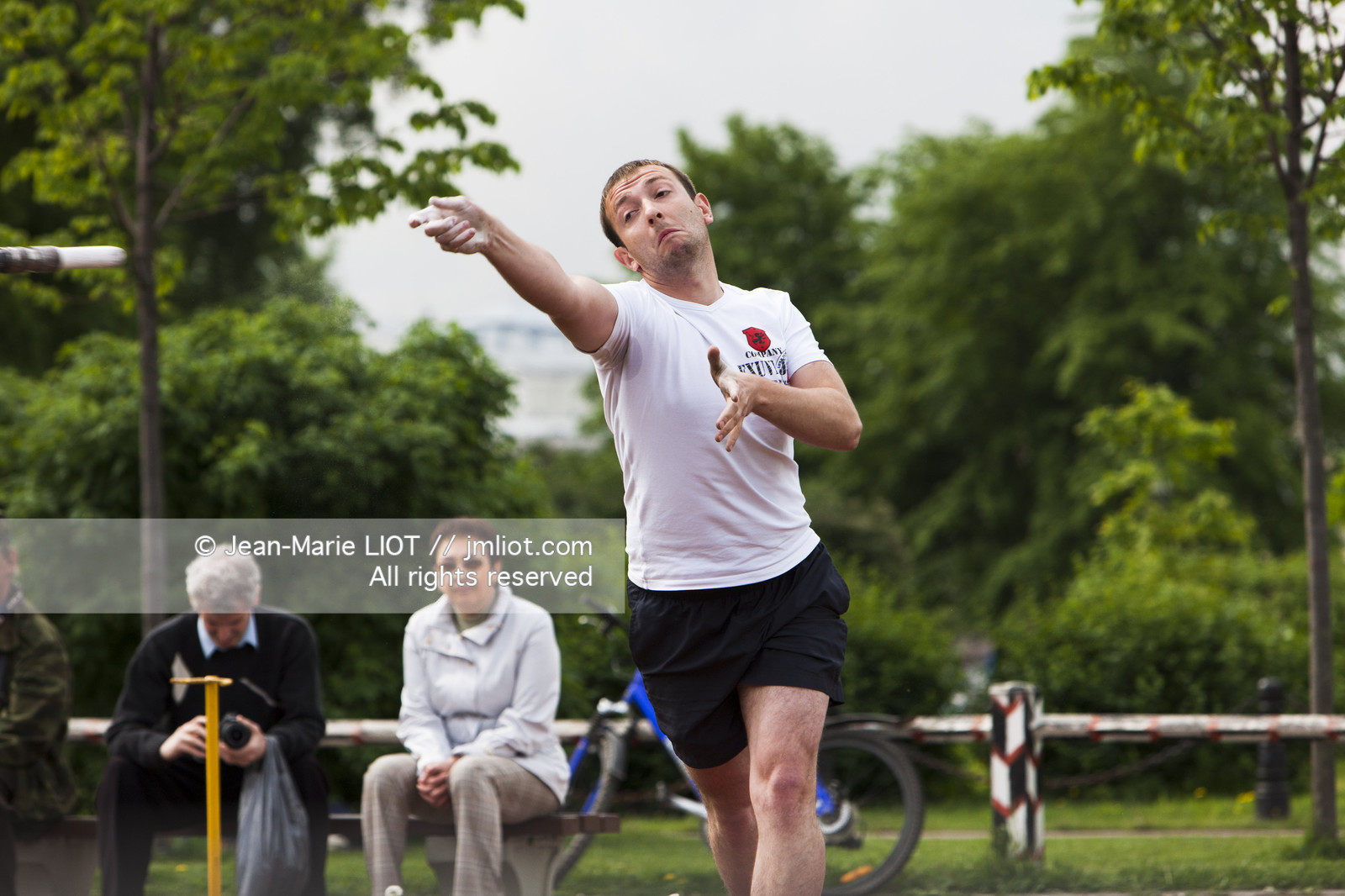 Russie, Saint Petersbourg, classé Patrimoine Mondial de l'UNESCO, Joueurs de Gorodki, jeu traditionnel russe, lancer de baton.