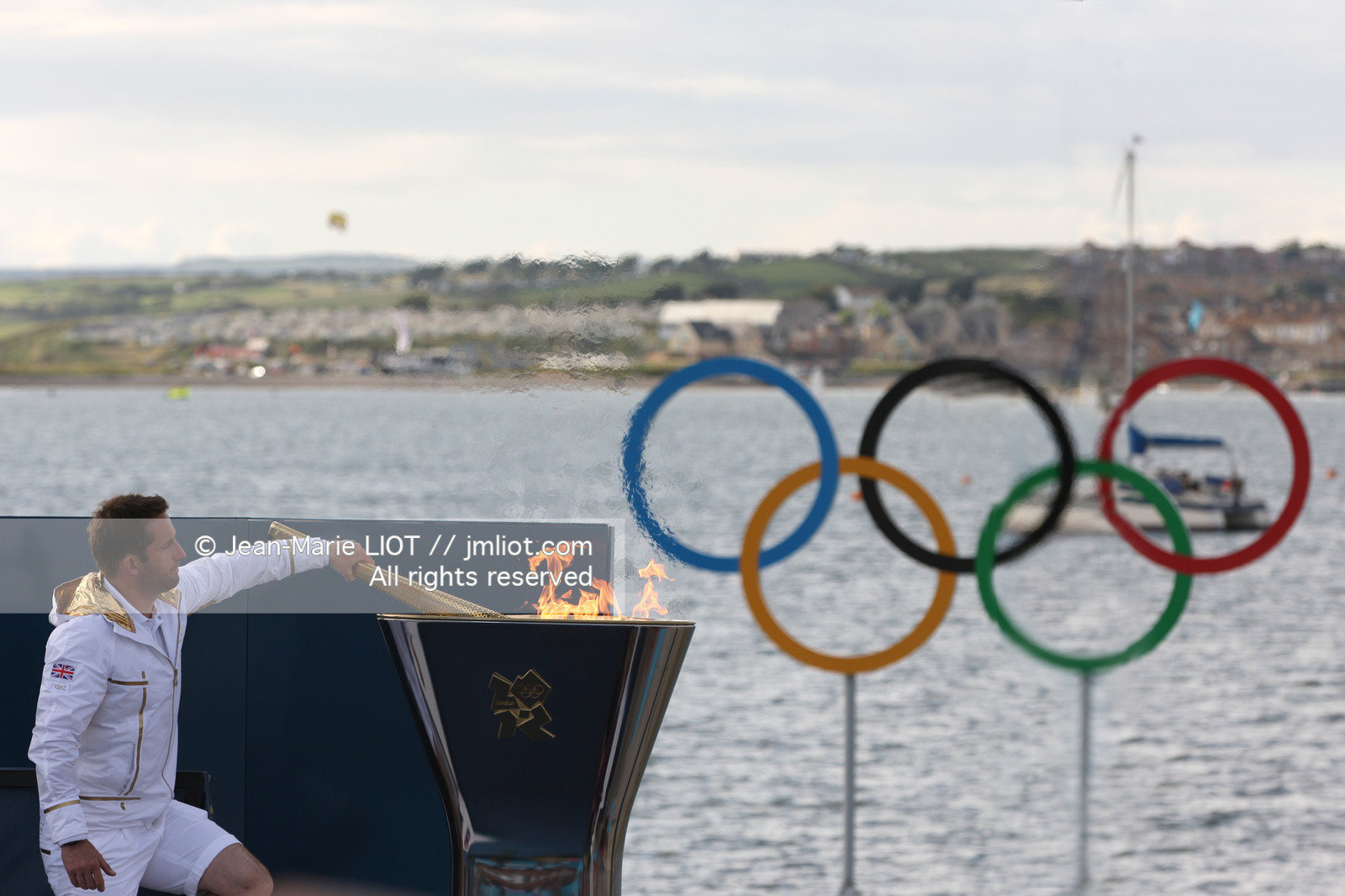 LONDRES 2012 - JEUX OLIMPIQUES -VOILE - WEYMOUTH DU 27 JUILLET AU 12 AOUT 2012; BEN AINSLIE ALLUME LA FLAMME OLYMPIQUE..