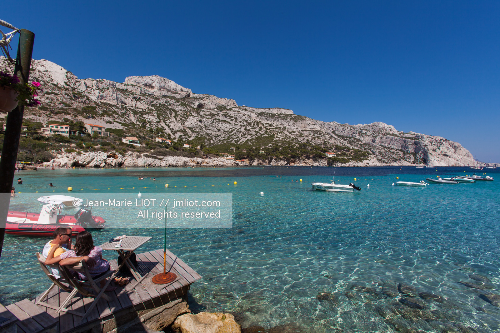 La calanque de Sormiou est située a quelques km de Marseille, l'une des seule calanques habitée elle dissimulke un petit port protégé par une digue.L'eau y est particulièremant claire et d'une grande richese en termes d'espèces animales et végétales..Photo © Jean-Marie Liot.