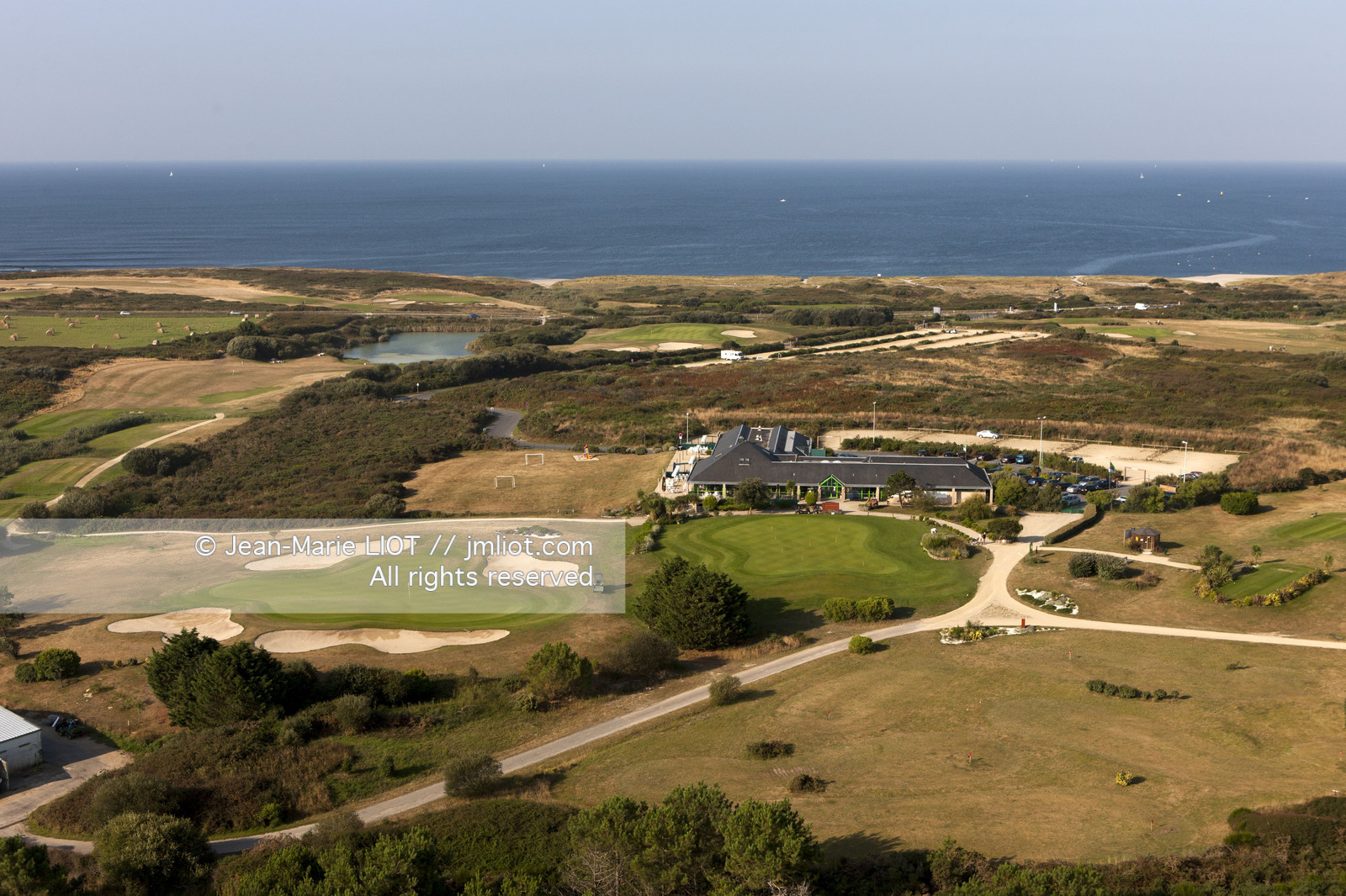 VUE AERIENNE DU GOLF DE PLOEMEUR. MORBIHAN.PHOTO © JEAN-MARIE LIOT.
