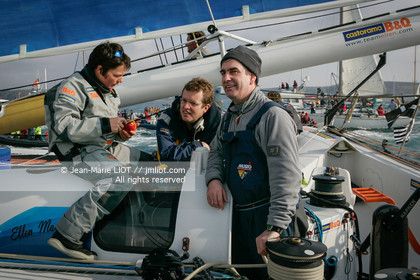 Départ d'Ellen MacArthur à bord du maxi-trimaran B&Q Castorama, pour tenter de battre le record du Tour du Monde en Solitaire sans Escale, à Falmouth (GB), le 27 novembre 2004, photo : Jean-Marie LIOT - www.jmliot.com