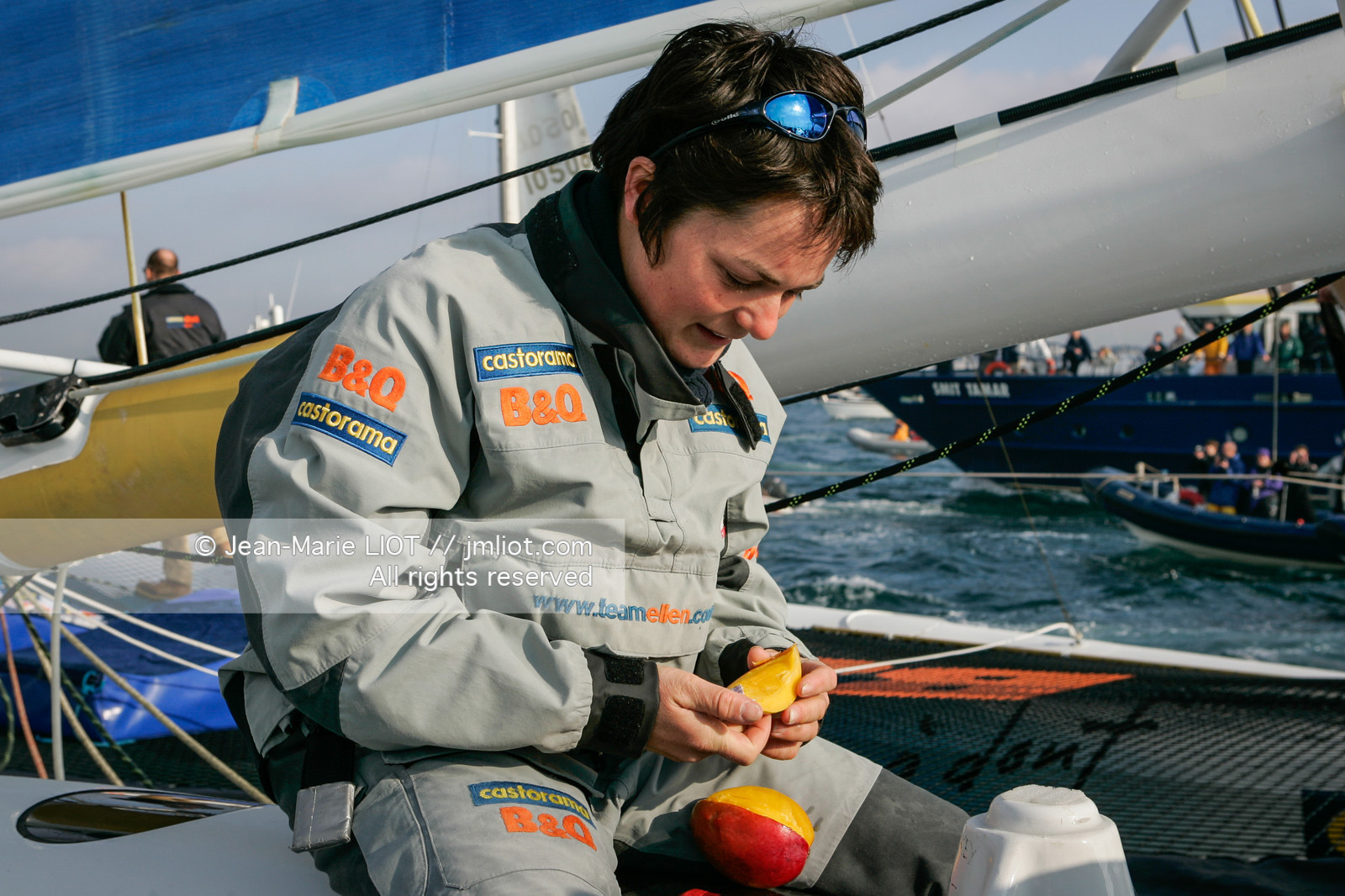 Départ d'Ellen MacArthur à bord du maxi-trimaran B&Q Castorama, pour tenter de battre le record du Tour du Monde en Solitaire sans Escale, à Falmouth (GB), le 27 novembre 2004, photo : Jean-Marie LIOT - www.jmliot.com