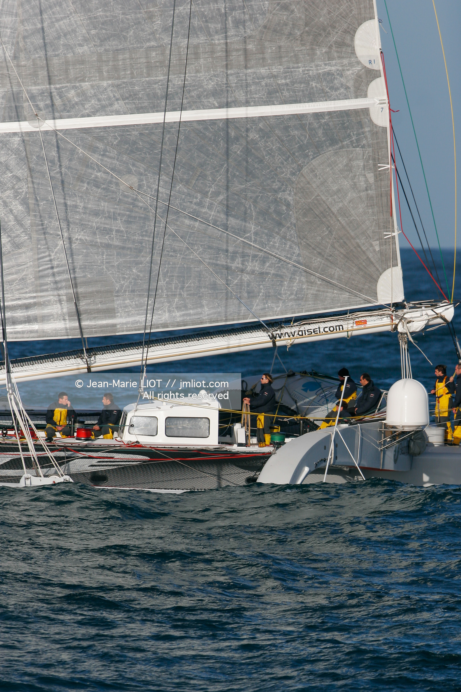 Départ du Trophée Jules Verne du maxi trimaran Geronimo, skipper Olivier de Kersauzon, 28 décembre 2004, Photo Jean-Marie LIOT - www.jmliot.com.