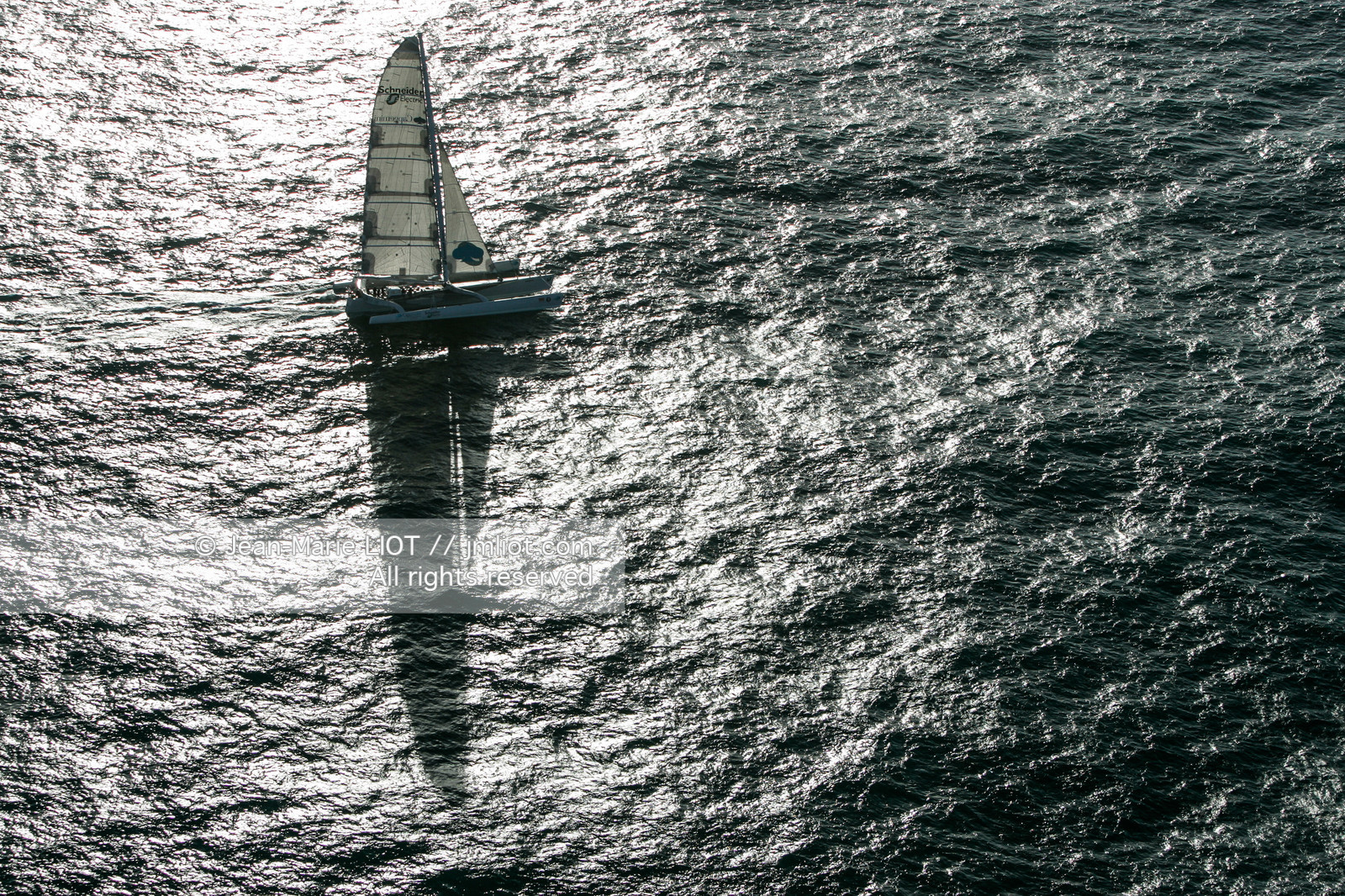 Départ du Trophée Jules Verne du maxi trimaran Geronimo, skipper Olivier de Kersauzon, 28 décembre 2004, Photo Jean-Marie LIOT - www.jmliot.com.