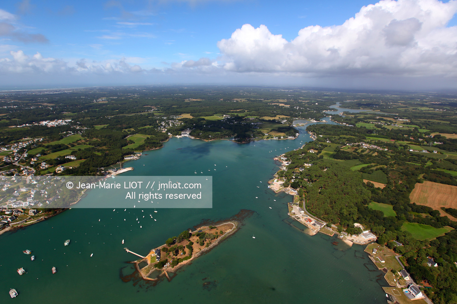 VUE AERIENNE DU GOLFE DU MORBIHAN .PHOTO © JEAN-MARIE LIOT.