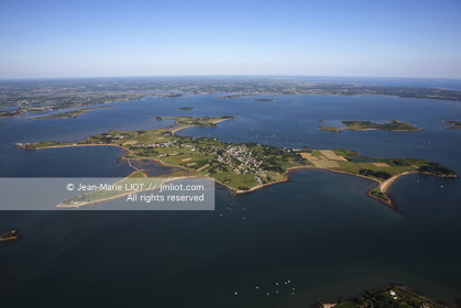 VUE AERIENNE DE VANNES-GOLFE DU MORBIHAN.PHOTO © JEAN-MARIE LIOT.